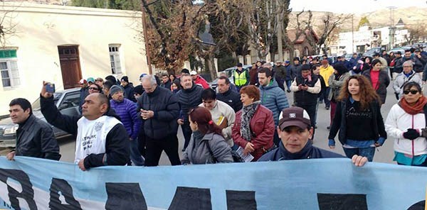 Columnas de gente se manifestaron por Esquel para exigir una tarifa social, con un proyecto que se terminará de delinear en Bariloche.