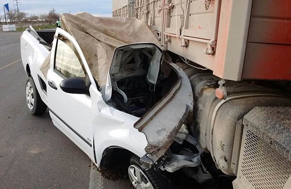 El camión arrastró más de 100 metros a la camioneta que salía de la estación de servicios de Garayalde.