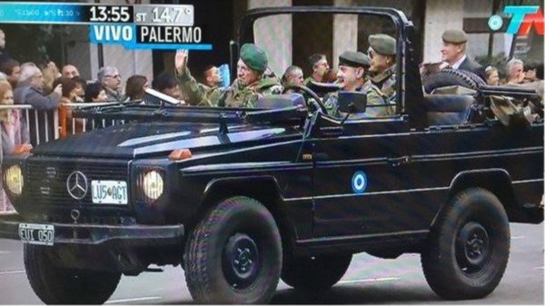 El ¿ex? "carapintada" tuvo una fugaz reaparición por el 9 de Julio y hubo revuelo...