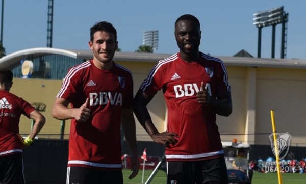 Otra baja para el Millonario: Balanta dejó la pretemporada de River y se va a Suiza.