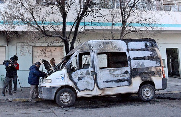 En la madrugada de ayer, autores desconocidos prendieron fuego la ambulancia del Materno Infantil.