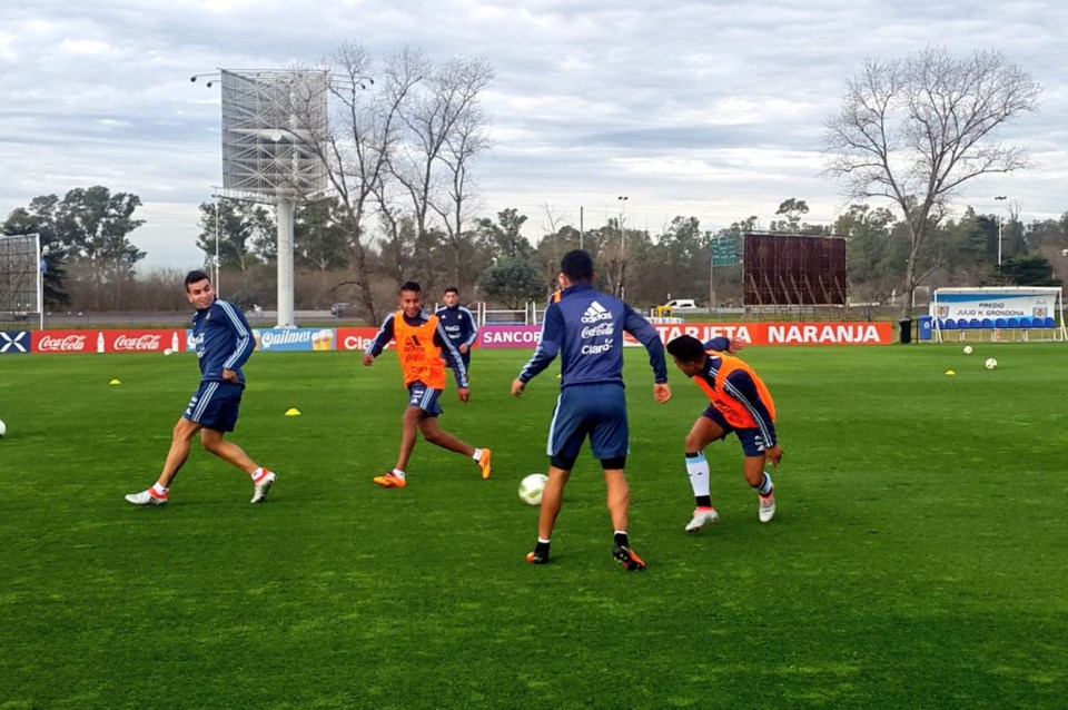 Un ensayo de fútbol para los de Olarticoechea, con quienes colabora el seleccionado Sub 20.