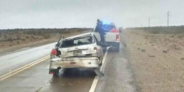 Una postal de la ruta muestra las condiciones del clima y cómo quedó el  automóvil siniestrado. 