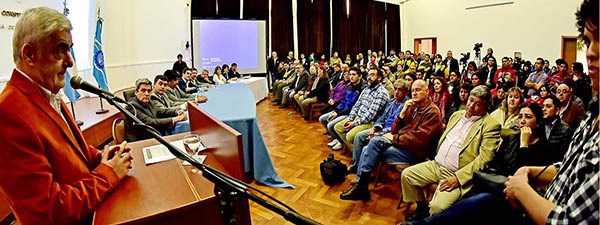 El gobernador aseguró que la pavimentación de la Ruta Nº 63 llevará un plazo de 32 meses.