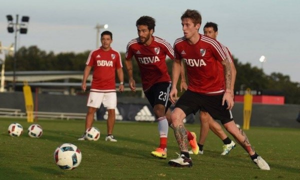 Iván Rossi en acción. El ex volante de Banfield, junto a Lollo y Bologna, ya están con el plantel de River.