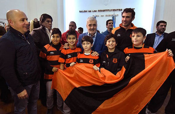 Ricardo Sastre, intendente de Puerto Madryn, y el gobernador Mario Das Neves con juveniles de Bigornia.