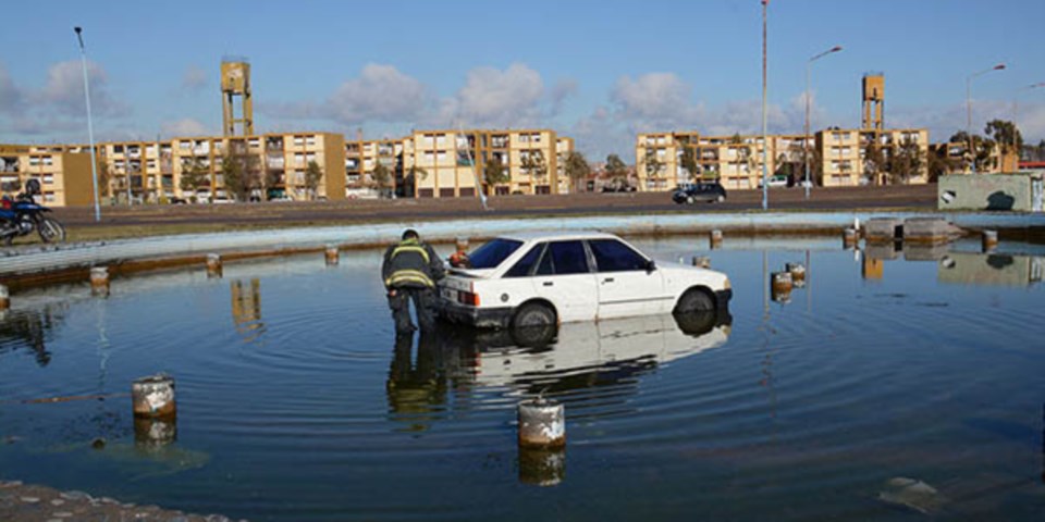El automóvil quedó dentro de una fuente abandonada, ubicada en el sector este de Trelew.