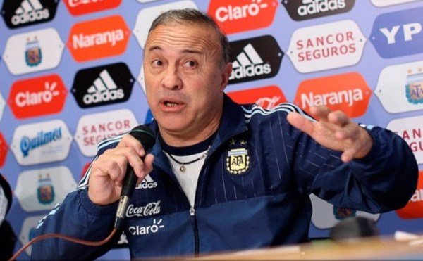"Me gusta jugar con un referente de área como Calleri", contó el Vasco.