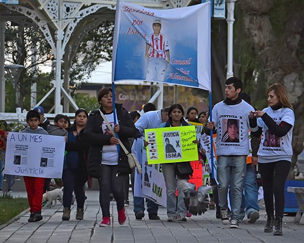 La gente se concentró en la glorieta de la plaza Independencia desde donde marcharon hacia tribunales.