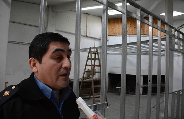 En obra. Detrás del comisario Carlos Momberg, la estructura de lo que será el comedor de la Seccional.