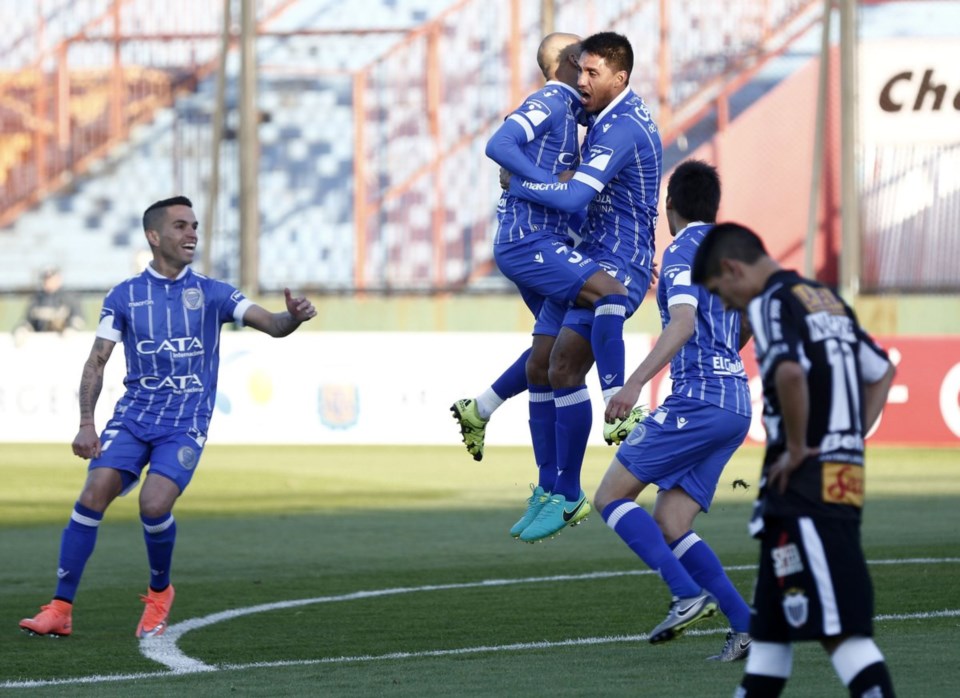 Godoy Cruz avanza en la Copa tras vencer a Estudiantes de Buenos Aires 2 a 0.