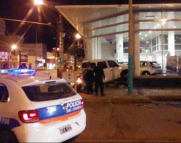Momentos en que la Policía llegaba al lugar de los hechos para asistir al conductor de la camioneta.