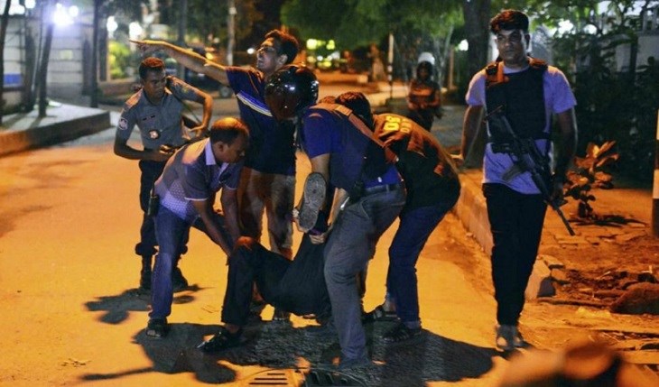 Tras más de 13 horas, terminó la toma de rehenes en un café de Dacca, Bangladesh.