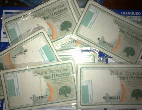 Los vecinos recibieron los billetes para trocar.