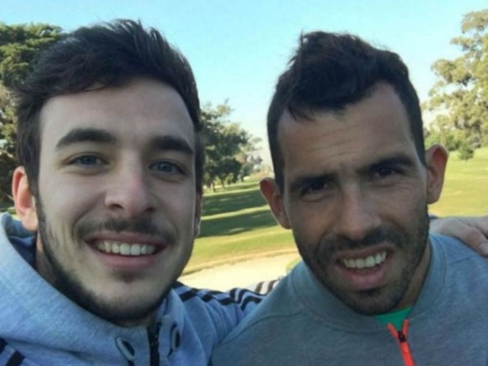 De licencia, Tevez se relaja en Uruguay jugando al golf.