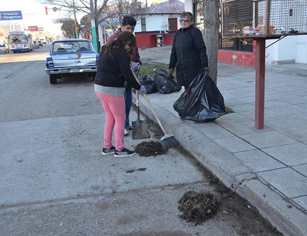 Se quiere concientizar al vecino que no arroje basura en la vía pública.