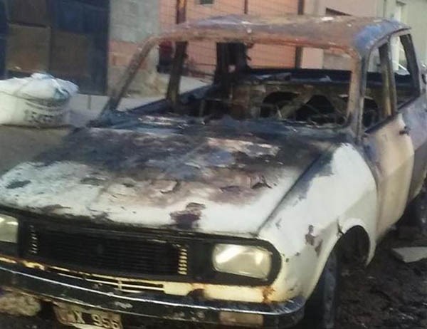 Así quedó el auto quemado en la mañana de ayer en el barrio Unión.