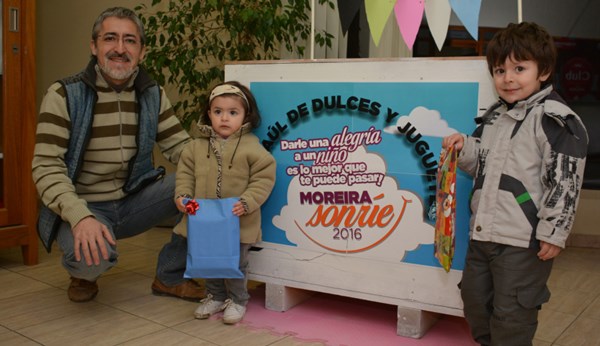 Padres y niños se  acercaron con un regalito para el baúl.