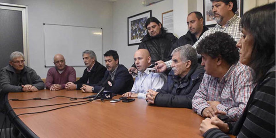 Juntos. Con ediles oficialistas y opositores, el intendente confirmó el precio del boleto de transporte.