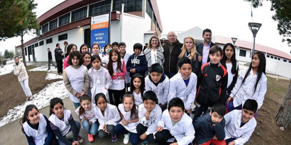 El ministro de Educación junto a los chicos en el acto central del reinicio de las clases en el interior.