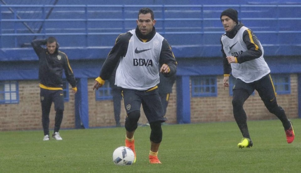 Cubas, Tevez y Benedetto se entrenan en la lluviosa mañana.