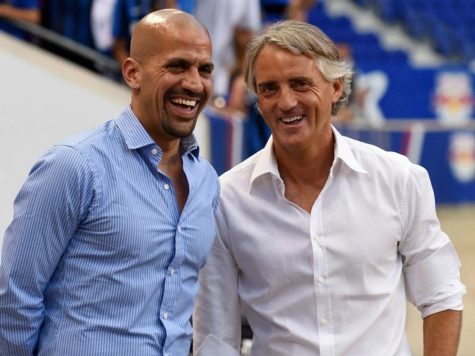 El presidente de Estudiantes, la "Brujita" Verón, junto al DT de Inter, Roberto Mancini.