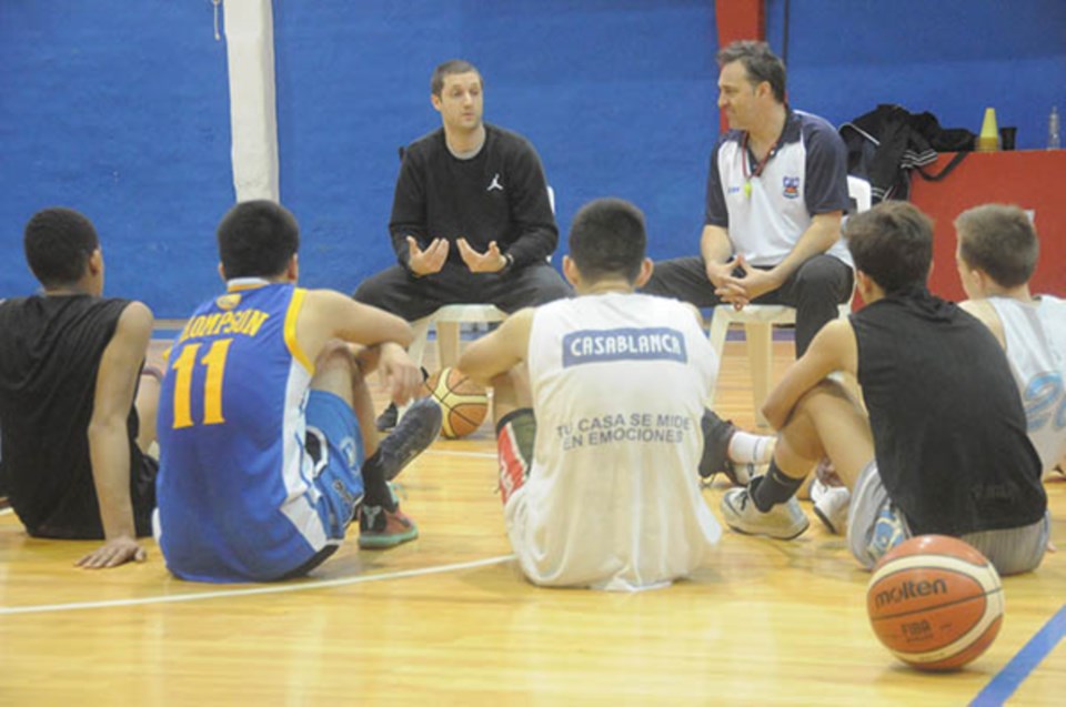 Los jóvenes jugadores de la pre-selección U17 de Chubut escuchan atentamente la charla del “Pitu” Rivero.