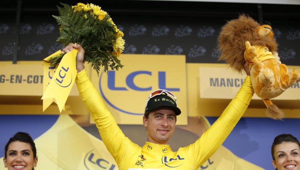 Maillot amarillo para Peter Sagan. Ganador de la etapa 2 del Tour de Francia contra la lluvia.