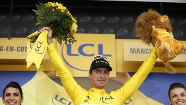 Maillot amarillo para Peter Sagan. Ganador de la etapa 2 del Tour de Francia contra la lluvia.