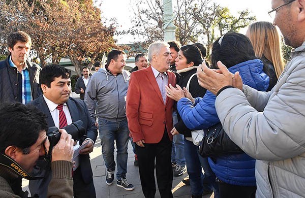 Afecto. A minutos de su reasunción, Das Neves se encontró con la militancia en la puerta de Fontana 50.