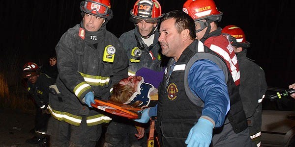 Una de las tripulantes del Ford Fiesta es trasladada al hospital de Trelew con grandes signos de dolor.