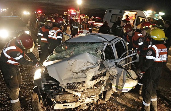El brutal impacto se produjo cerca del pórtico de acceso a Rawson en la tarde-noche de ayer. Hay 3 heridos.