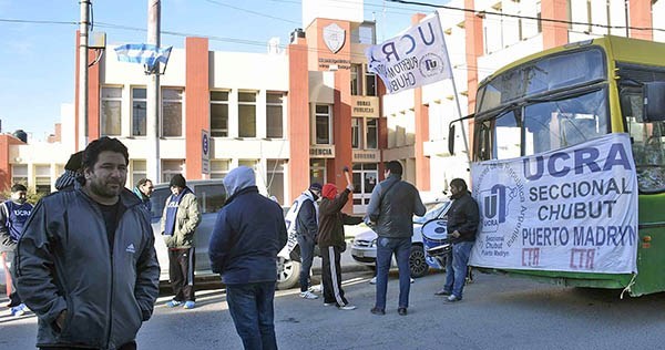 Una nue va protesta de los trabajadores nucleados en la UCRA frente a la Municipalidad de Puerto Madryn.