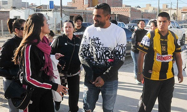 Gabriel Mercado llegó a la escuela y fue recibido por admiradores.