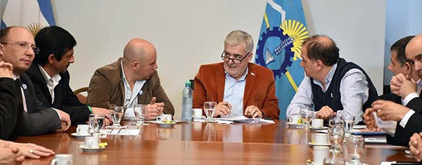 Juntos. El gobernador encabezó la mesa en la Sala de Situación y lo acompañaron los intendentes beneficiados por las obras, que juntas suman más de 25 millones de pesos.