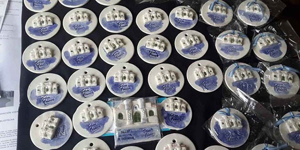 Souvenirs. Los talleres municipales de cerámica prepararon pequeños presentes alusivos al Bicentenario.