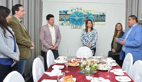 Visita. Una postal de los religiosos con el jefe comunal de Trelew.