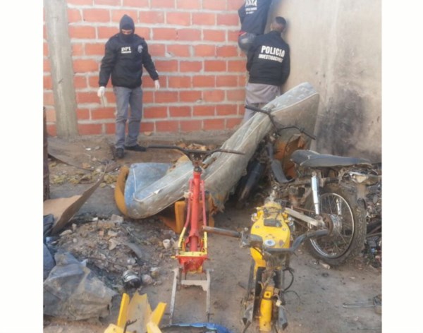 En uno de los patios, descubrieron cuadros de motos adulterados.