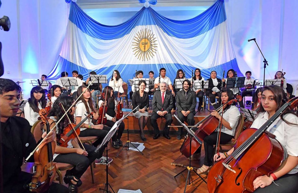 La Orquesta Infanto Juvenil del barrio Inta de Trelew se presentó para los festejos del Bicentenario.