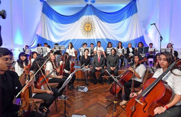 La Orquesta Infanto Juvenil del barrio Inta de Trelew se presentó para los festejos del Bicentenario.