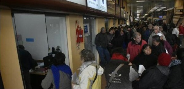 Una larga fila de personas esperaba sus boletos