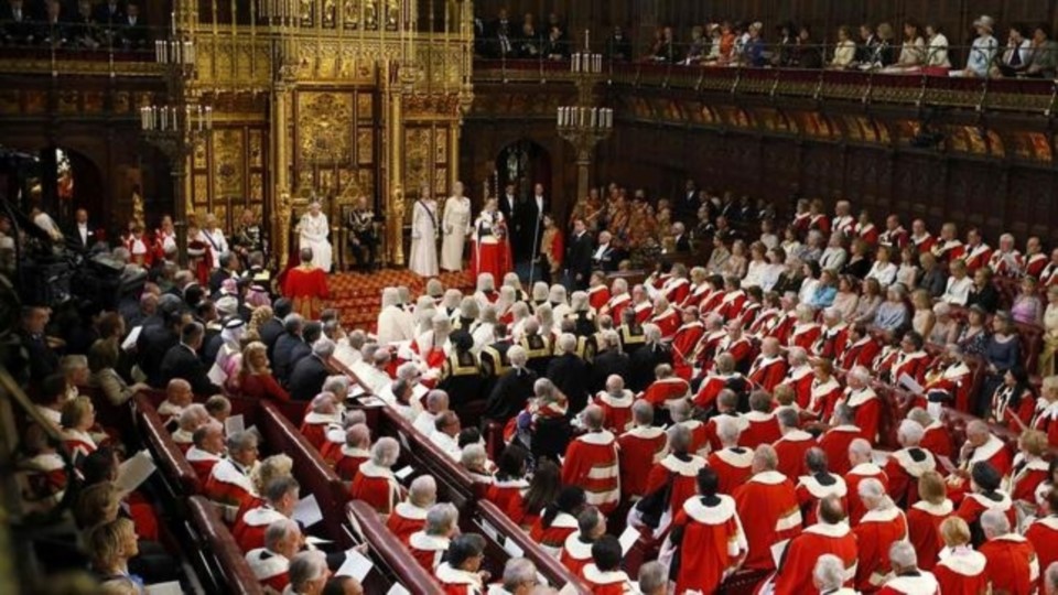 Los "Muy Honorables Lores espirituales y temporales del Reino Unido", con sus majestades... británicas.