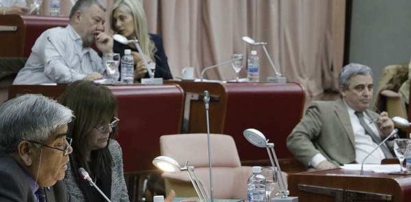 Los diputados del Frente para la Victoria quedaron solos, luego de que el bloque de Chubut Somos Todos decidiera abandonar el recinto.