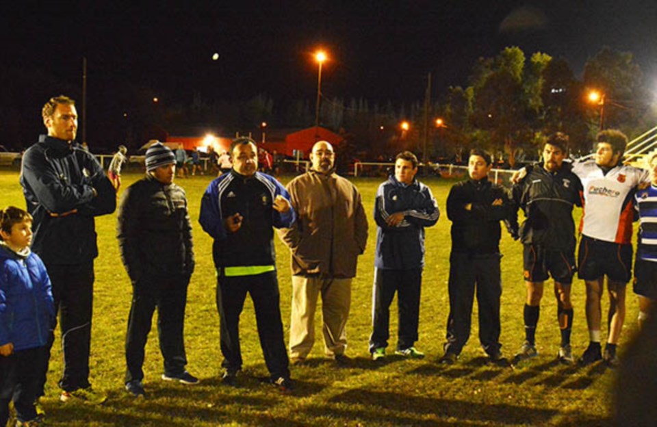 Todos en ronda escuchando las indicaciones del cuerpo técnico en el primer entrenamiento de Tehuelches.