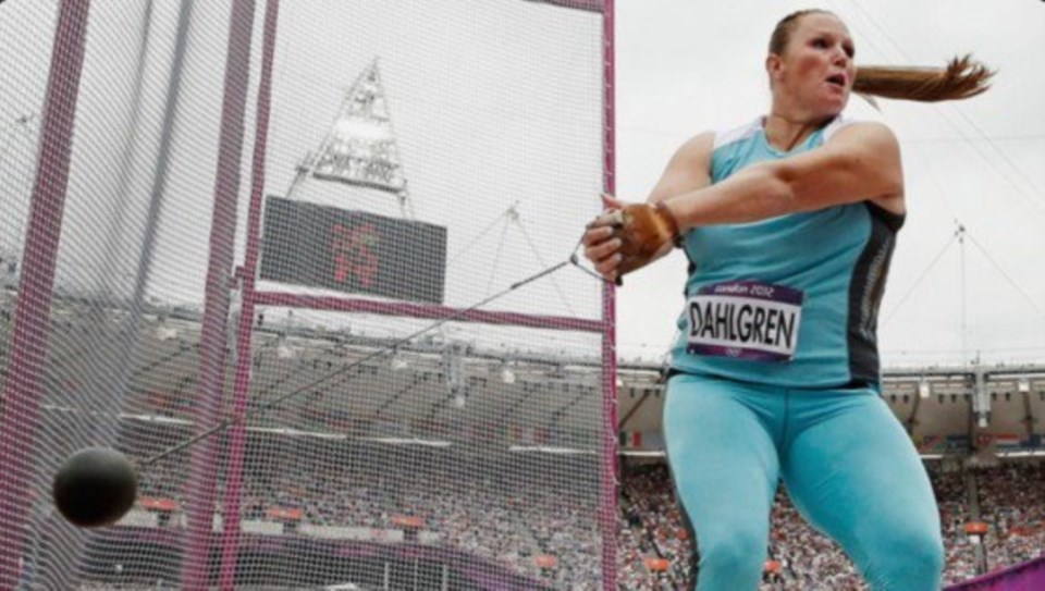 La atleta Jennifer Dahlgren sale a competir en lanzamiento de martillo.