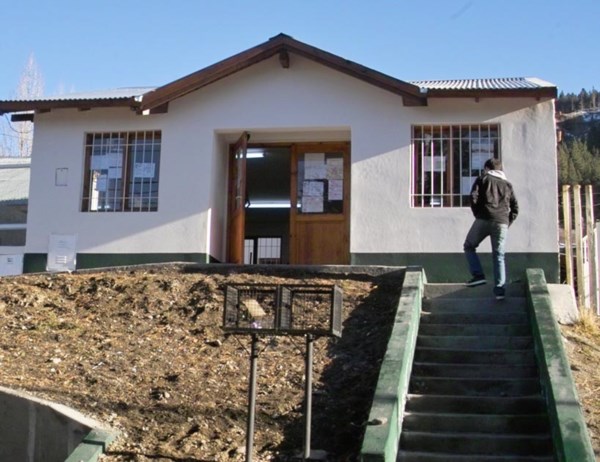 Hallazgos. Una postal de la sede barrial donde hubo varias sorpresas. 