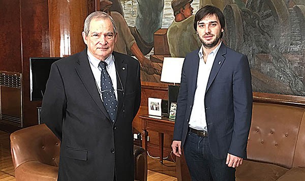 Ignacio Torres (derecha) en el encuentro en Buenos Aires con Lemus.