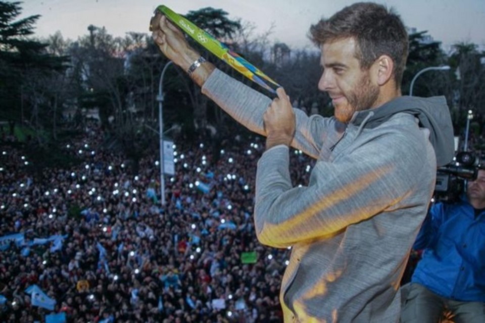 Miles de personas le dieron una cálida bienvenida a Del Potro en Tandil.