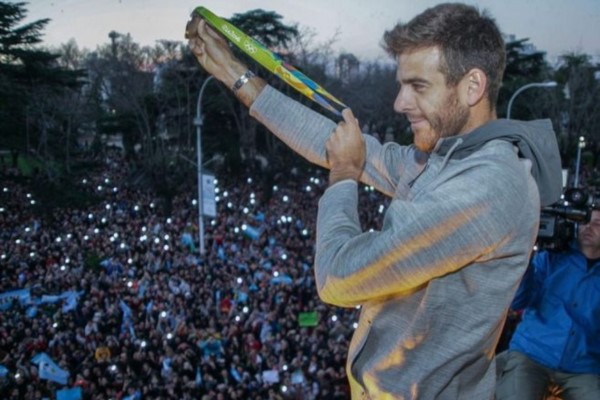 Miles de personas le dieron una cálida bienvenida a Del Potro en Tandil.
