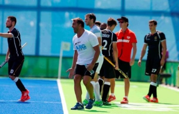 Retegui, totalmente disfónico, reunió a los jugadores y les recordó: "No terminó el torneo".